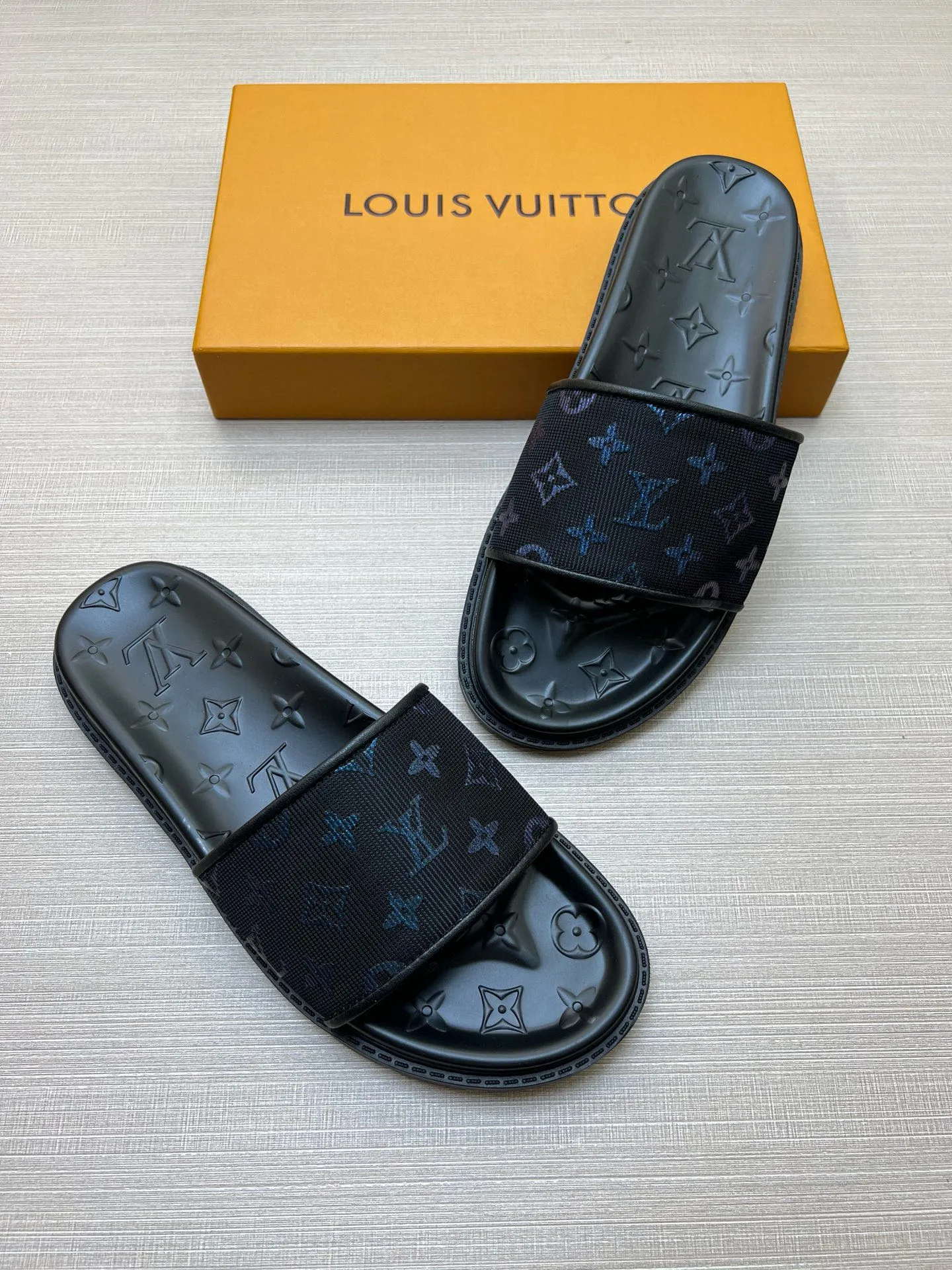 P270🏆Louis Vuitton 🏆[Louis Vuitton] Spring/Summer 2025 [Men's Flip Flops] 🎯🎯As an active family in the fashion industry ⭐ Lv is characterized by bold innovation ⚡Create this casual business style for Chinese fashionable men ✨The fabric is made of imported high-grade cowhide 🔥 Clean and neat ⚡Fashionable and elegant🌹Breathable, sweat-absorbent and deodorant👈So luxurious, high-end and domineering. 👍Must be sold if you repost the picture. Number of yards: 38--46. Color: 🎉 For large quantities. Welcome to repost.